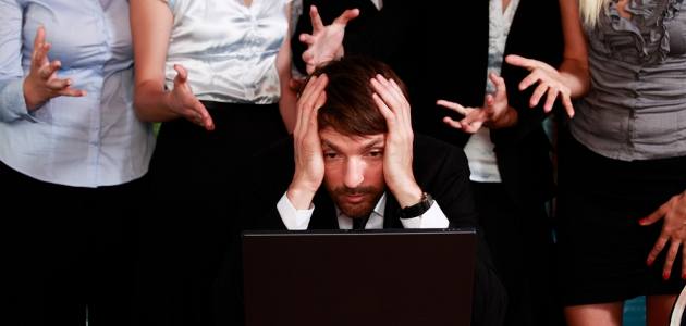 homme harcel� par coll�gues