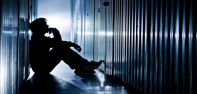 gar�on assis dans le noir