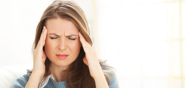 femme avec maux de t�te