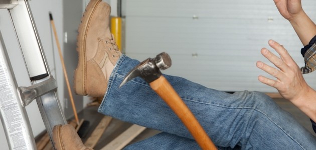 homme qui tombe d'une �chelle